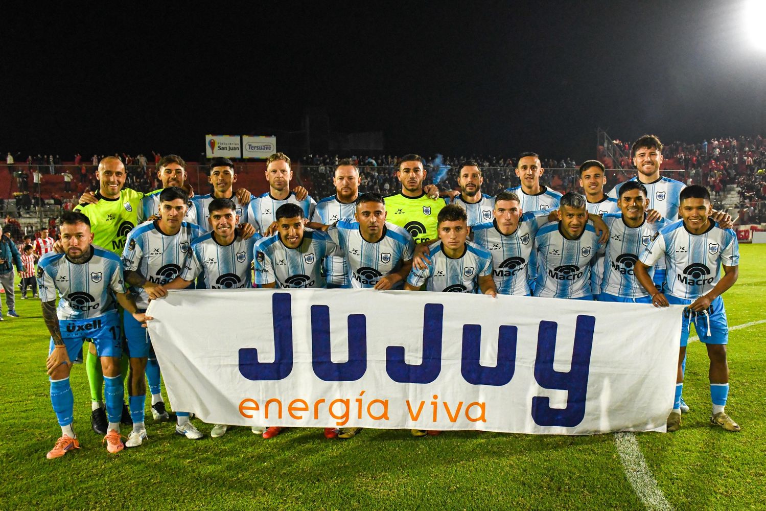 Gimnasia y Esgrima de Jujuy no pudo desarrollar su juego en Tucumán y tropezó con San Martín que se impuso 2 a 0. A pesar del traspié, el “Lobo” sigue liderando la Zona B de la Primera Nacional con 23 puntos.