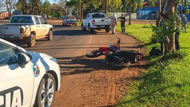 Un prefecturiano alcoholizado chocó a un motociclista en Oberá y terminó demorado.