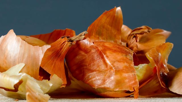 No tires la cáscara de cebolla: el tesoro que tenés en tu cocina y sirve como condimento casero