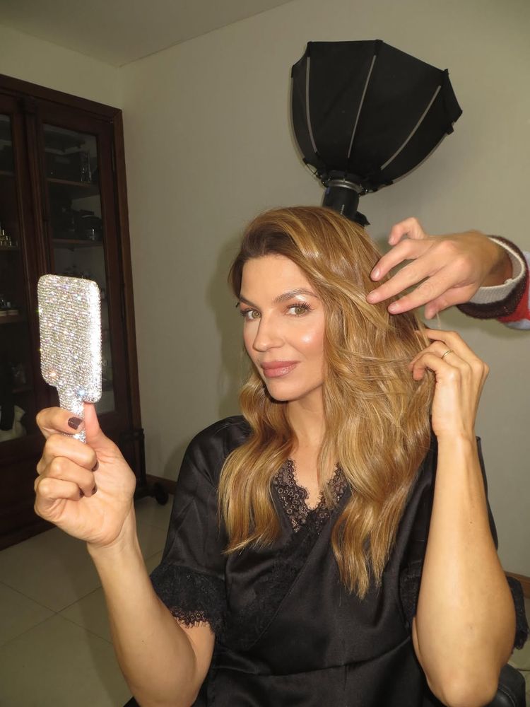 Marcela Kloosterboer apostó por un vestido con cuello bote en color negro y dio cátedra de estilo