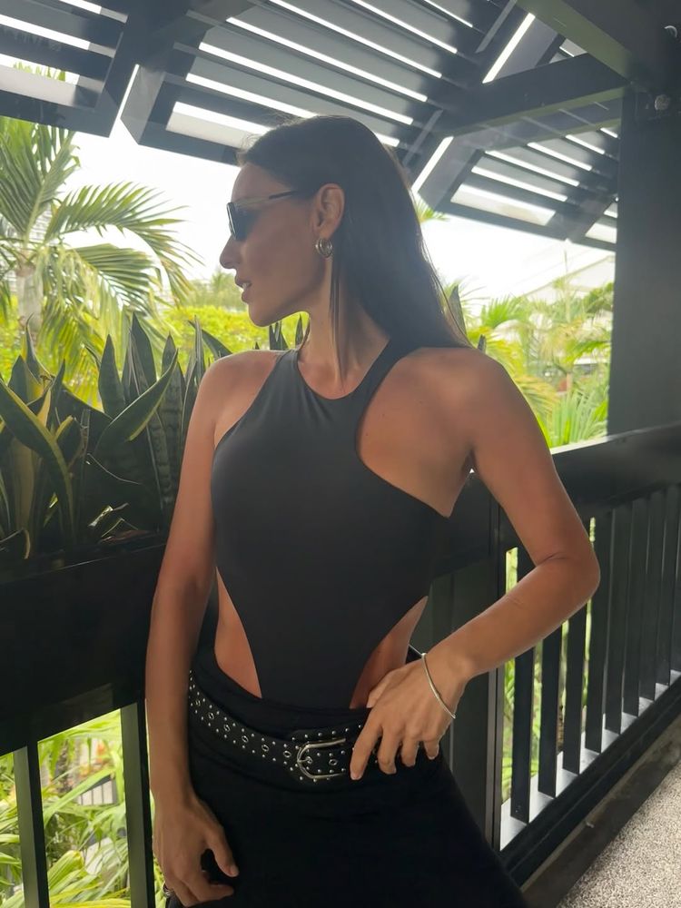 Pampita arrasó con su look "de soltera" en color negro y dio cátedra de estilo con el cinturón en tendencia