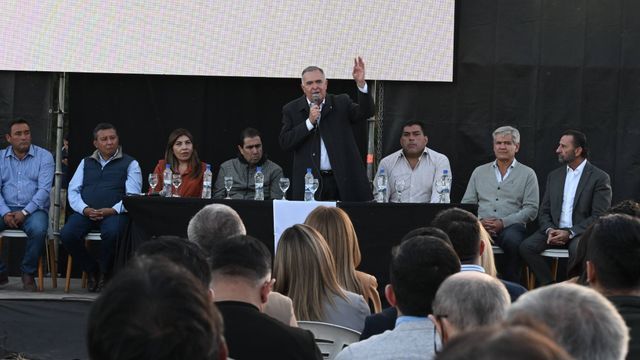En la inauguración de las obras en la Represa Lateral N° 3, el gobernador defendió el diálogo, pero marcó diferencias sobre el escenario económico.
