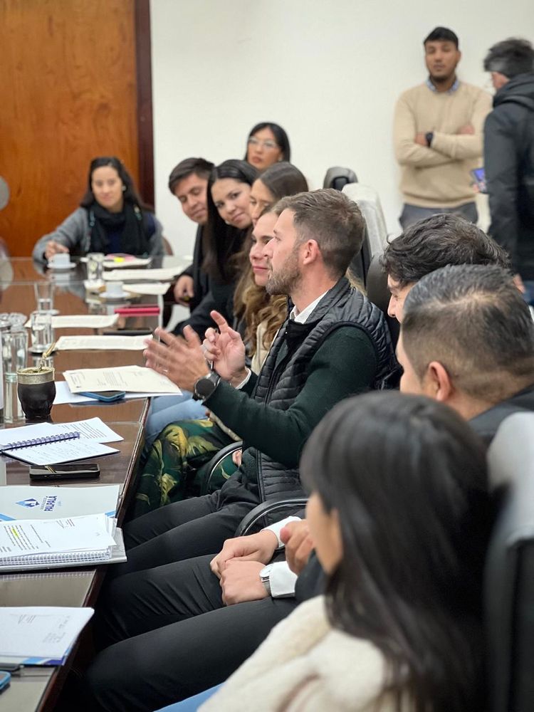 Jóvenes peronistas llegados desde distintos puntos del territorio participaron en una mesa de diálogo sobre la Ley Provincial de Juventudes convocadda por el diputado Martín Fellner.