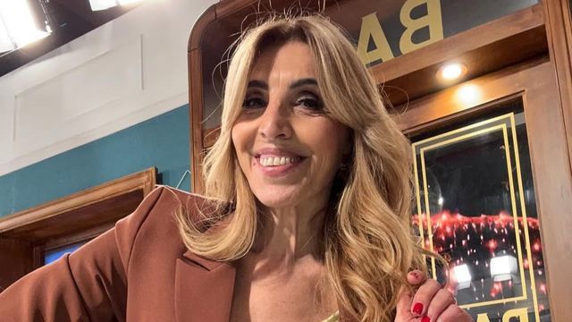 Modo fashionista: Karina Iavicoli mostró 2 looks sastreros en tendencia y dio cátedra de estilo