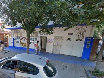 Casi una tragedia en un jardín de infantes: un hombre se desmayó al volante y chocó a 5 personas