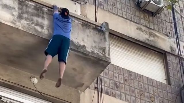 Un hombre cayó desde un balcón en pleno centro de Rosario