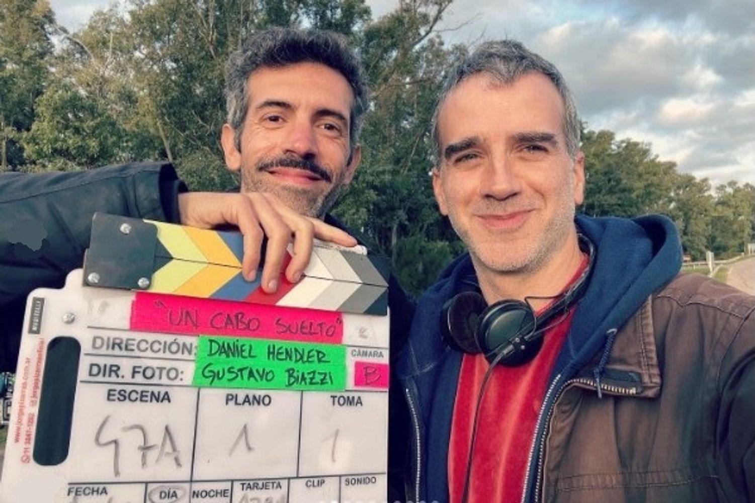 Daniel Hendler (derecha), en su rol de director de la película “Un cabo suelto”, que presentará en Jujuy en el marco del 11° Festival Internacional de Cine de las Alturas.