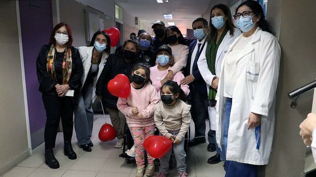 El alta médica fue celebrada por familiares y el equipo sanitario, luego de un tratamiento oncológico complejo.