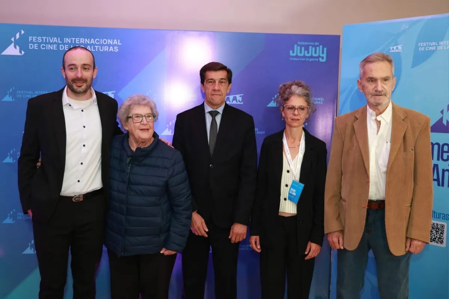 Patricio Artero, presidente del IAAJ; Diana Frey, productora ejecutiva del IAAJ; el gobernador Carlos Sadir; y Soledad San Julián y Daniel Desaloms, productora general y director artístico del Festival respectivamente, en la jornada inaugural.