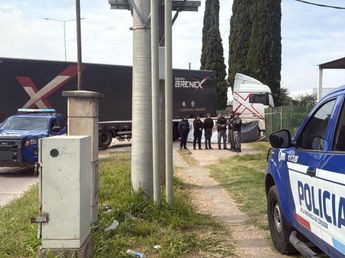Viajaba en moto con un familiar, chocó contra un camión y murió en Córdoba