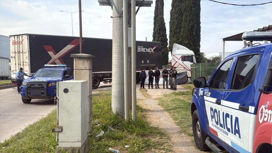 Viajaba en moto con un familiar, chocó contra un camión y murió en Córdoba