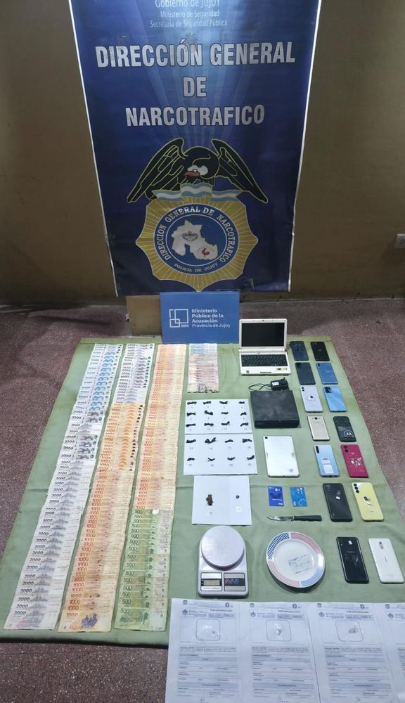 En la "panadería", los policías procedieron al secuestro de estupefacientes, dinero en efectivo, numerosos celulares y otros elementos vinculados a la causa.