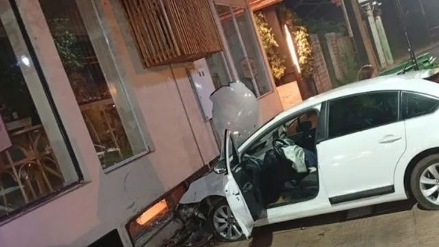 Puerto Iguazú: un auto despistó en las 7 bocas y terminó incrustado contra un hotel.