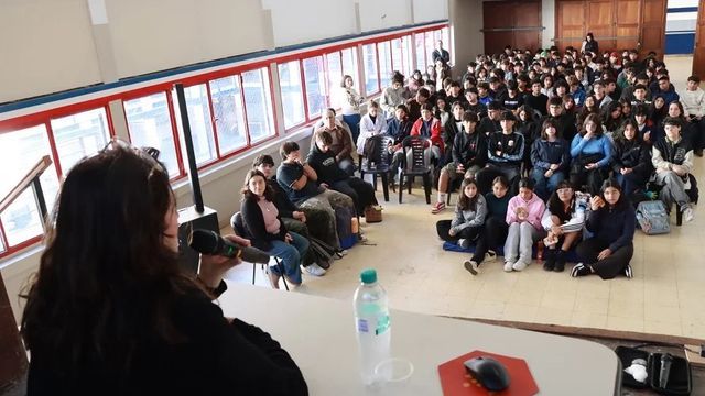 Participaron estudiantes de las Escuelas Experimentales de la UNT, con una propuesta centrada en memoria, exilio, dictadura y literatura.