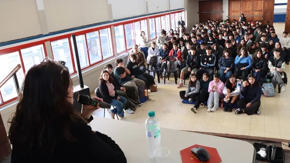 Memoria: estudiantes de la UNT participaron de una charla-taller en el Instituto Técnico