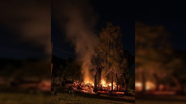 Un incendio consumió un galpón en Salto Encantado y no hubo personas heridas.