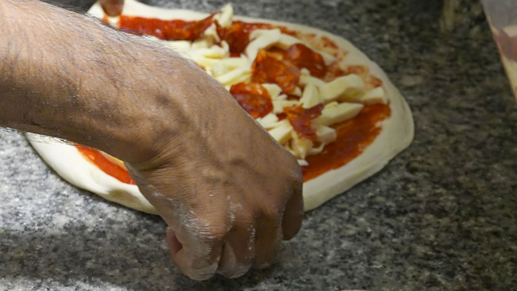 En simples pasos, se puede obtener un resultado digno de pizzería.
