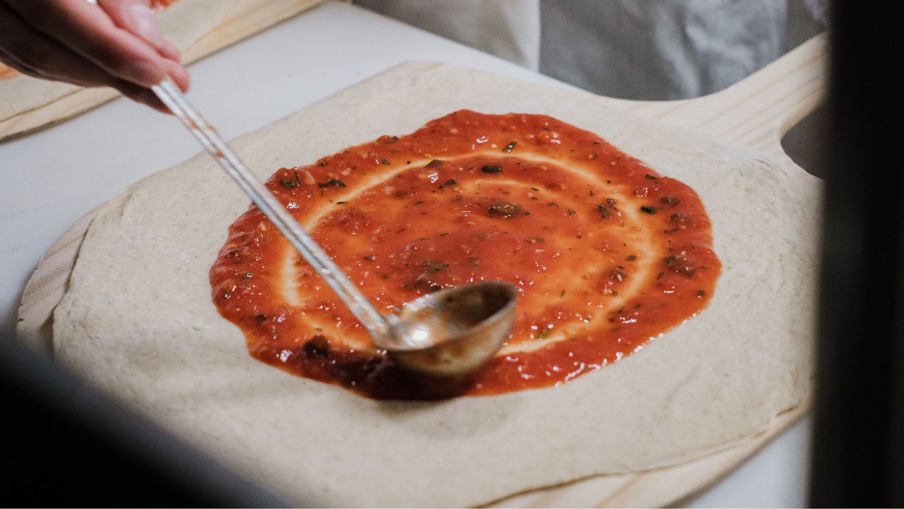 La salsa es una de las características y protagonistas de una buena pizza.