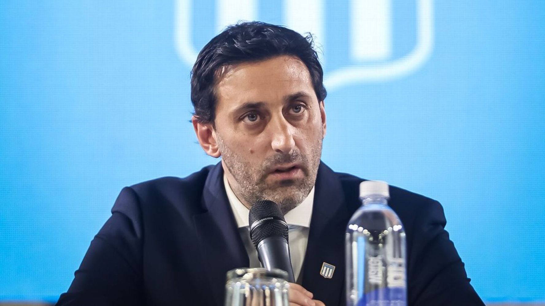 Almirón cruzó fuerte a Milito