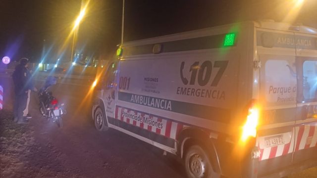 Buscan al conductor que atropelló a un motociclista y escapó en Posadas.