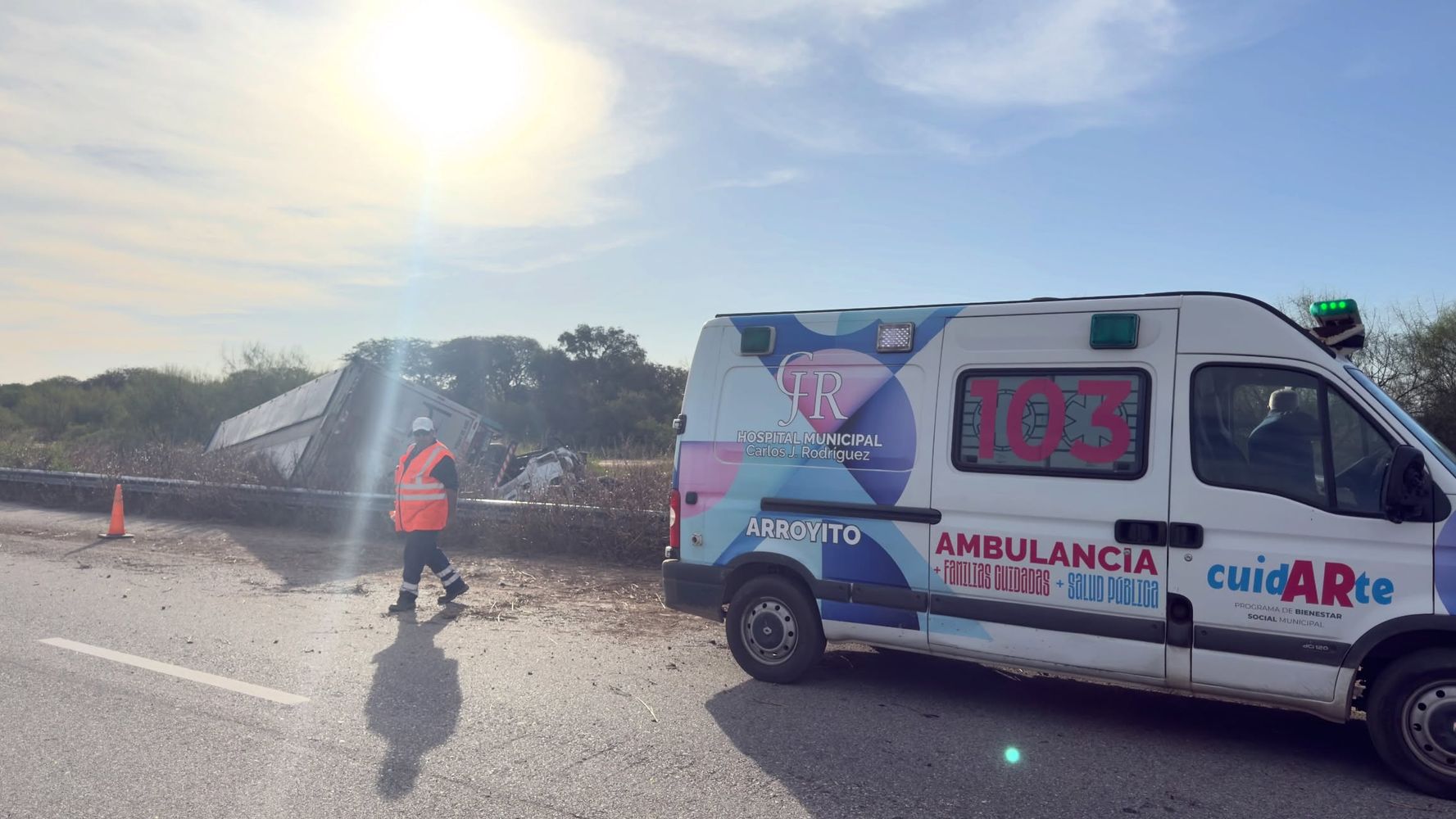 El Tío: un camión que transportaba porcinos colisionó con el guardarrail y tumbó en la Autovía 19