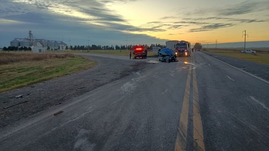 Tres personas murieron en un choque entre una camioneta y un camión en Córdoba