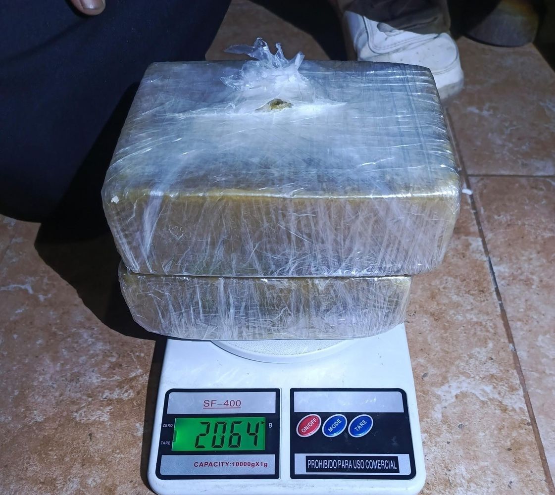 Los "ladrillos" de droga hallados en Alto Comedero dieron un peso total superior a dos kilos de cocaína de alta pureza.