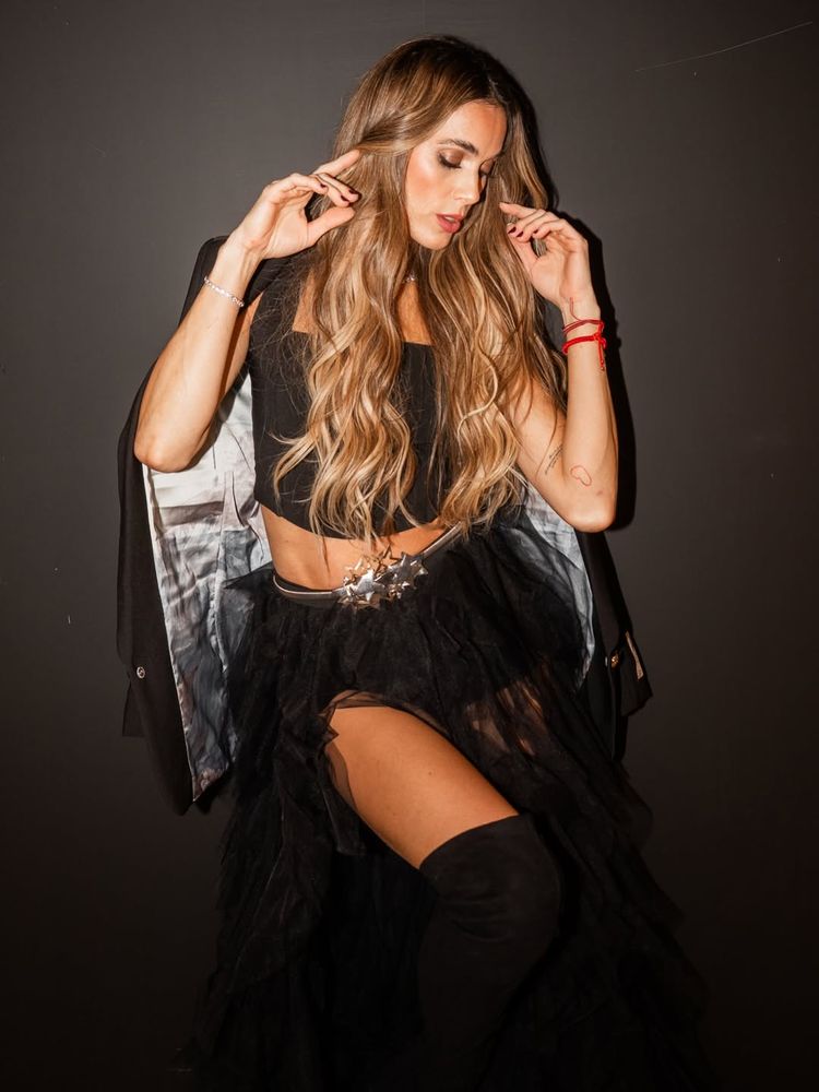 Chechu Bonelli apostó por la textura de la temporada y arrasó con un look total black de tul