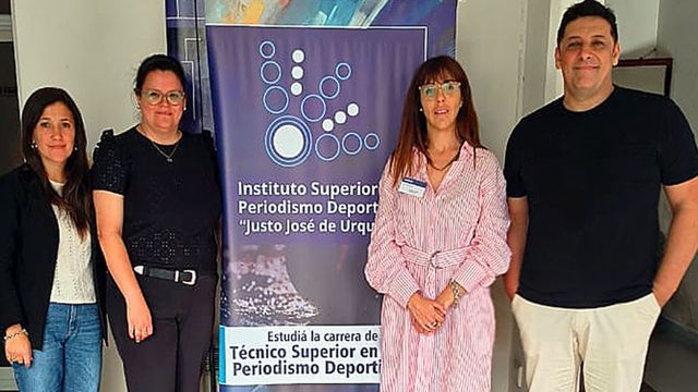 De izquierda a derecha: autoridades del Instituto Superior de Periodismo Deportivo “Justo José de Urquiza, Paraná, Entre Ríos; Celina Ledesma (ANSES) y Ruben Gonzalo Rodriguez (A LA LIBERTAD). 