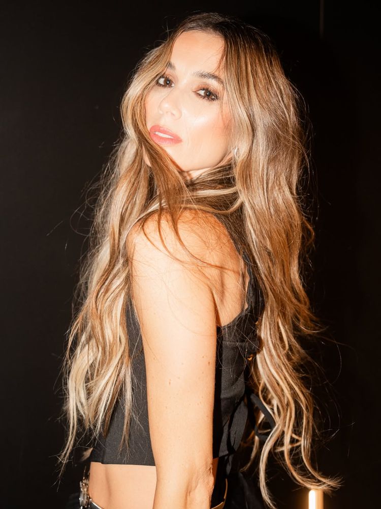 Chechu Bonelli apostó por la textura de la temporada y arrasó con un look total black de tul