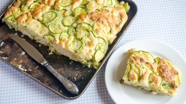 Cómo hacer scarpaccia: la tarta italiana que no lleva masa y está lista en minutos sin ensuciar de más