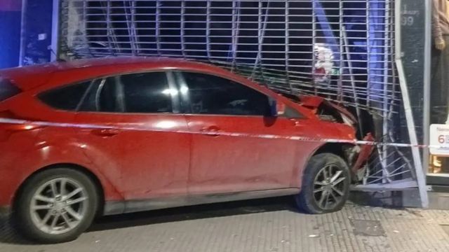 El Municipio de Bahía Blanca reclamó casi $1,7 millones al conductor que chocó un semáforo y un local