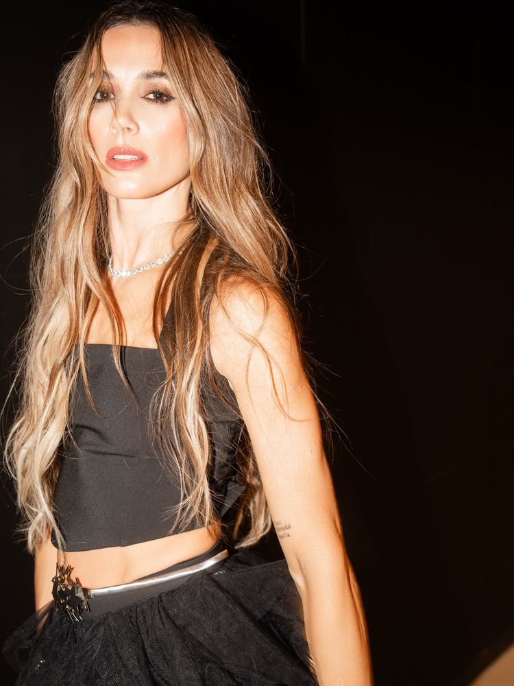 Chechu Bonelli apostó por la textura de la temporada y arrasó con un look total black de tul