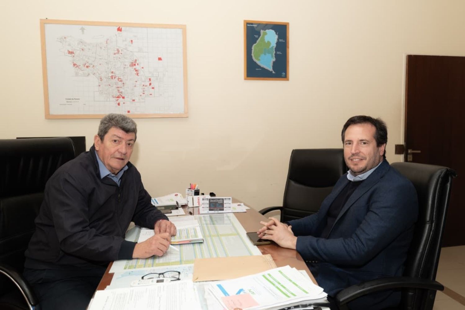 Presidente del Instituto Autárquico de Planeamiento y Vivienda (IAPV), Manuel Schönhals, y el intendente de Larroque, Francisco Benedetti.