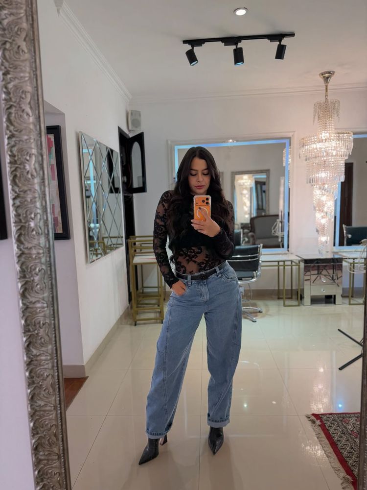 Jean y encaje negro: Larissa Riquelme eligió el match perfecto del otoño y arrasó en Instagram