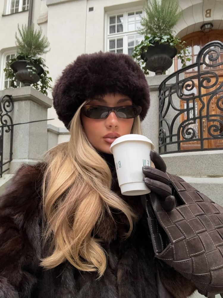 El gorro peludo estilo ruso es la tendencia inesperada que arrasa este otoño invierno 2026 en Argentina