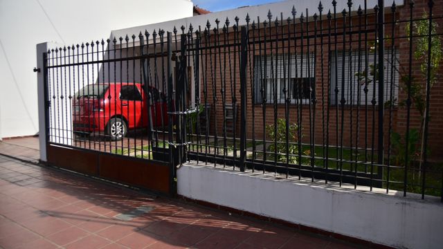 Un portón cayó y mató a una nena en Córdoba.