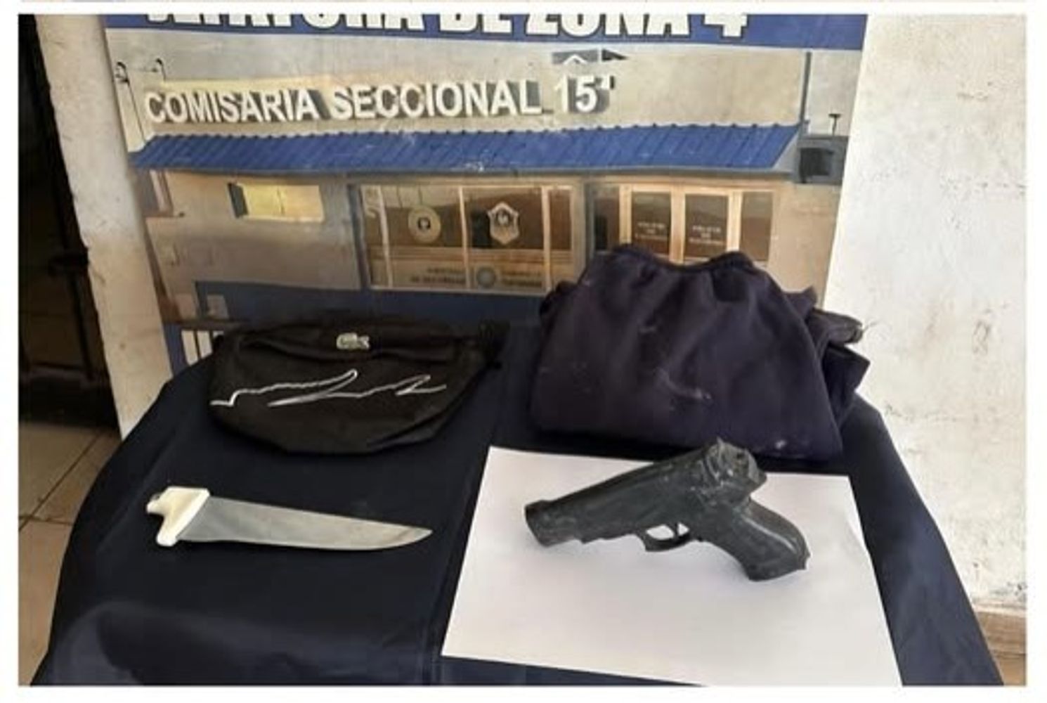 En los allanamientos se secuestraron un cuchillo tipo carnicero, una réplica de arma de fuego y prendas de vestir.