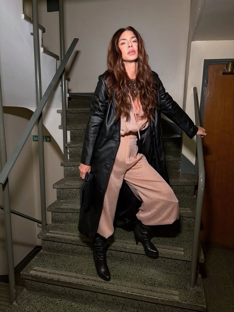Romina Gaetani dio cátedra de estilo con un look monocromático y las botas tendencia de la temporada