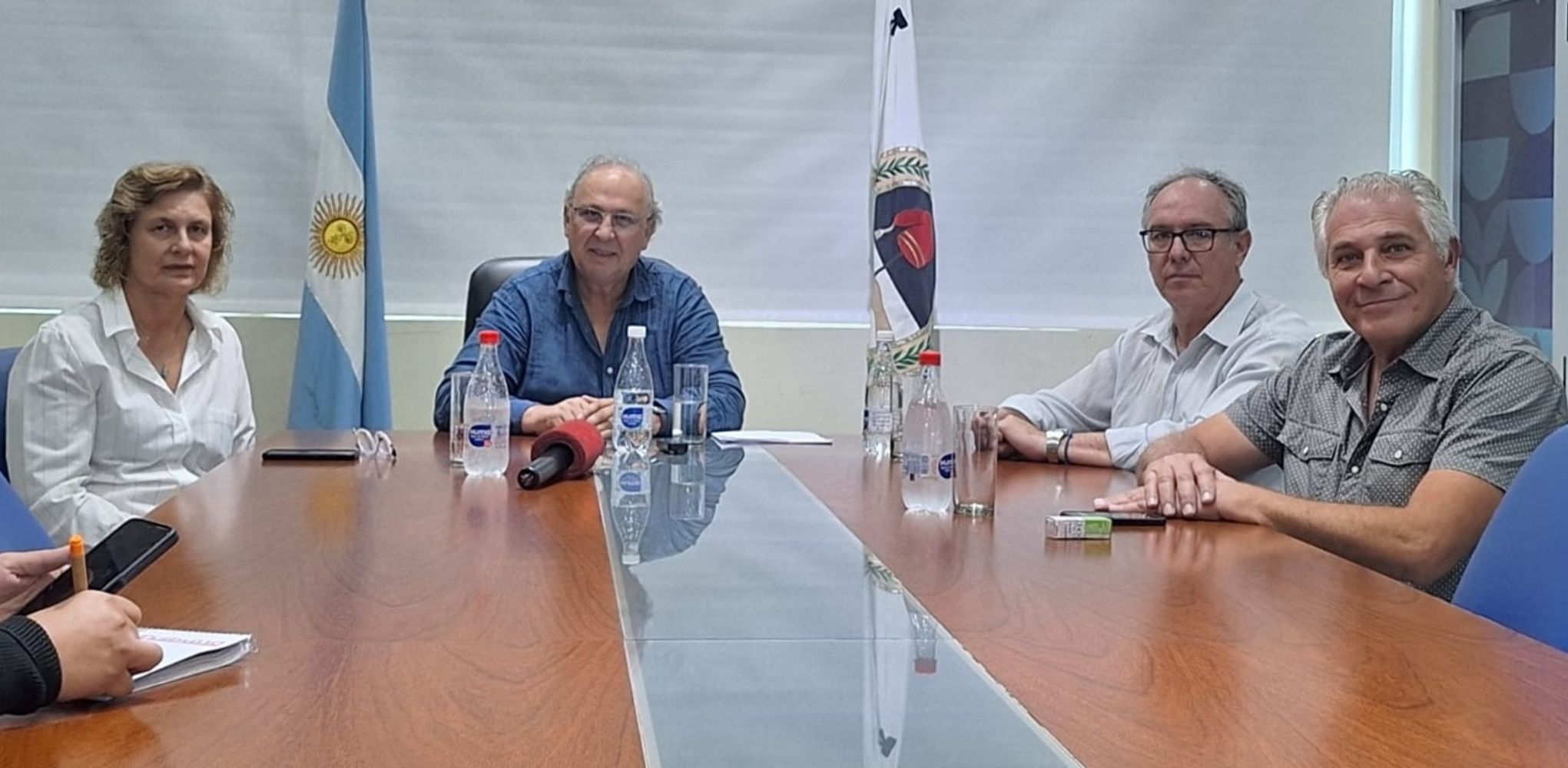 El Directorio de Agua Potable de Jujuy, integrado por su presidente Juan Carlos García (al centro), la vocal contable Graciela Corradini y el vocal técnico Luis Jure (derecha), acompañados por el ministro de Infraestructura, Carlos Stanic.