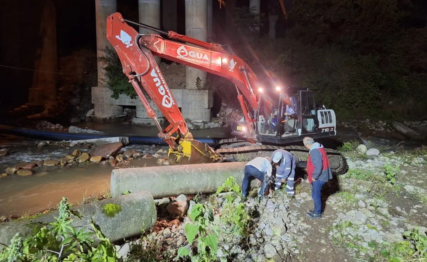 Operarios del sector redes y acueductos de Agua Potable de Jujuy, en plena tarea de reparación de un caño maestro, acompañados por el presidente del Directorio, Juan Carlos García.