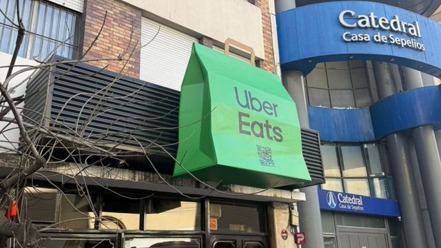 Qué significan las bolsas gigantes de Uber Eats que aparecieron en Córdoba.