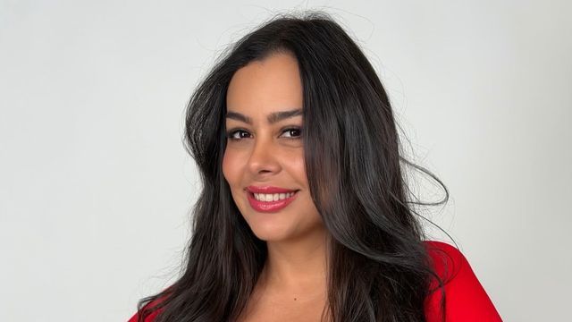 Larissa Riquelme se mostró fanática del encaje y deslumbró con un look del color de la temporada