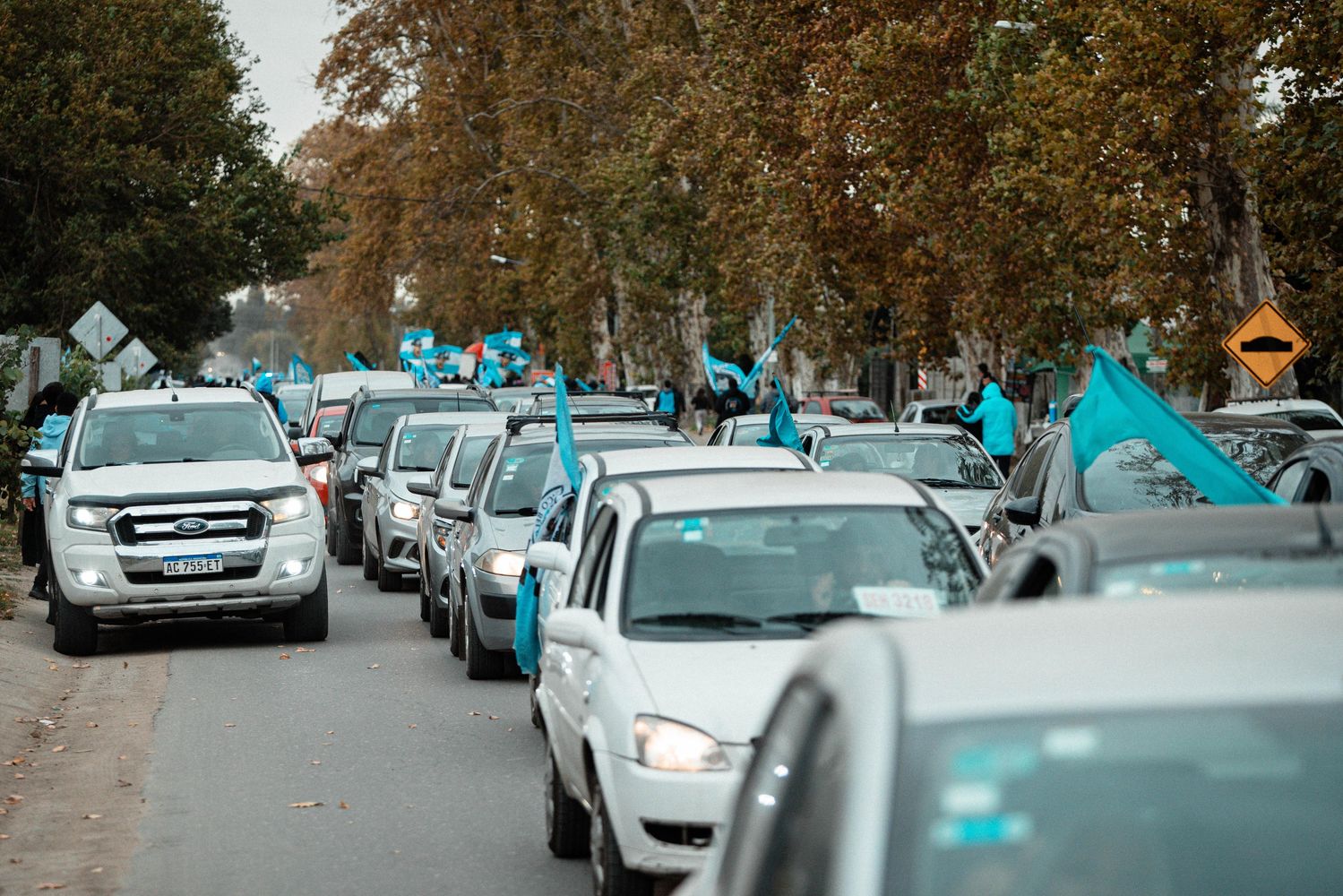 Caravana en el banderazo de Belgrano.
