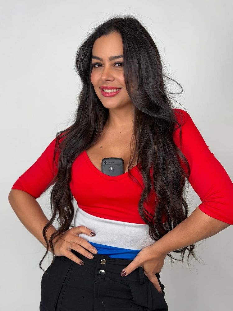 Larissa Riquelme recreó la foto del celular del mundial cuando alentó a Paraguay y arrasó en Instagram