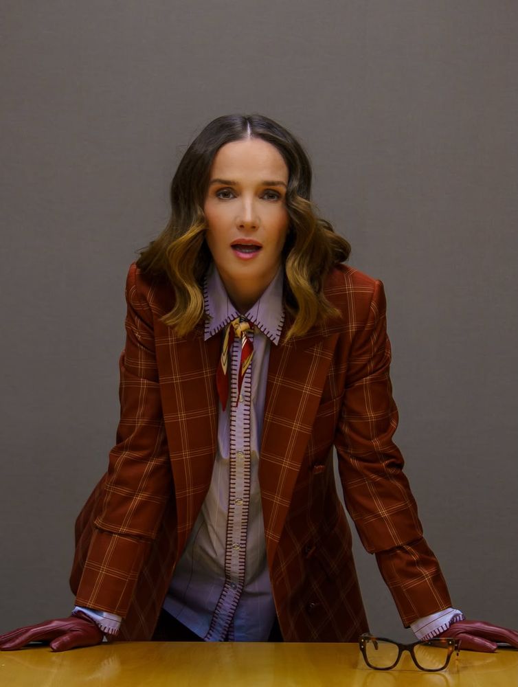Natalia Oreiro apostó por el traje sastrero más colorido y le sumó el accesorio del momento