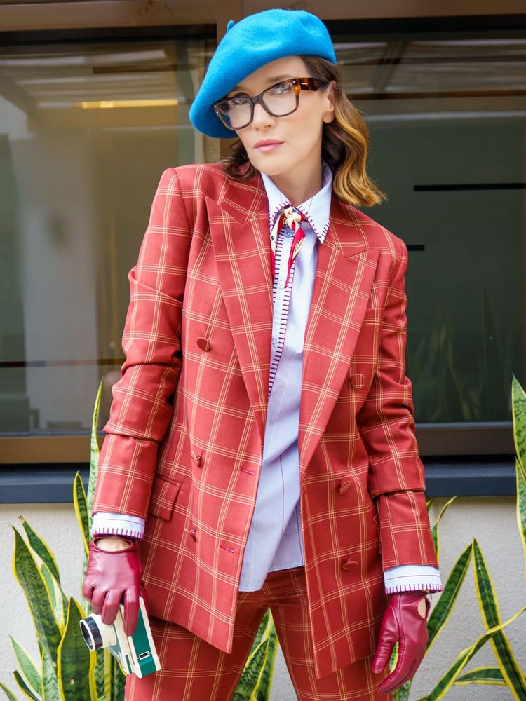 Natalia Oreiro apostó por el traje sastrero más colorido y le sumó el accesorio del momento