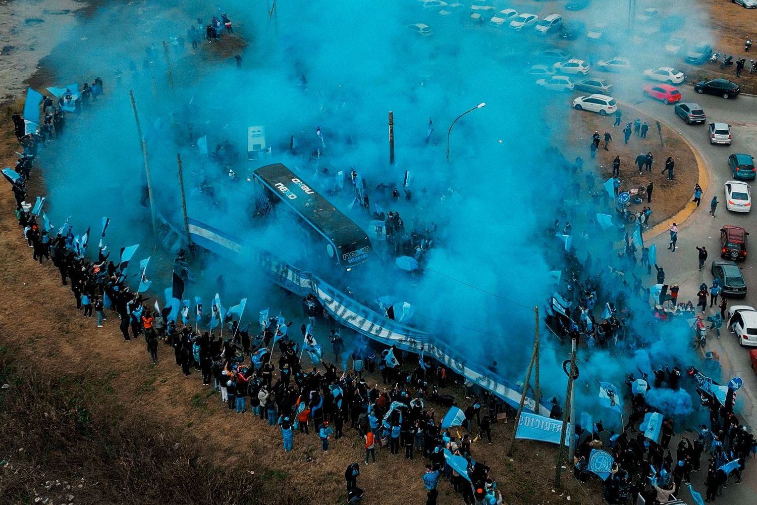 Así fue la partida del plantel de Belgrano, con un banderazo de sus hinchas.