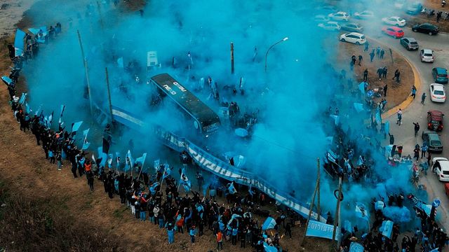 Así fue la partida del plantel de Belgrano, con un banderazo de sus hinchas.
