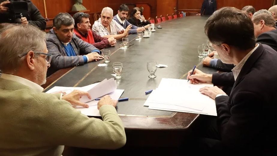 El contrato fue firmado por el rector ingeniero Sergio Pagani y el apoderado de GECONPE S.R.L., ingeniero Luis García.